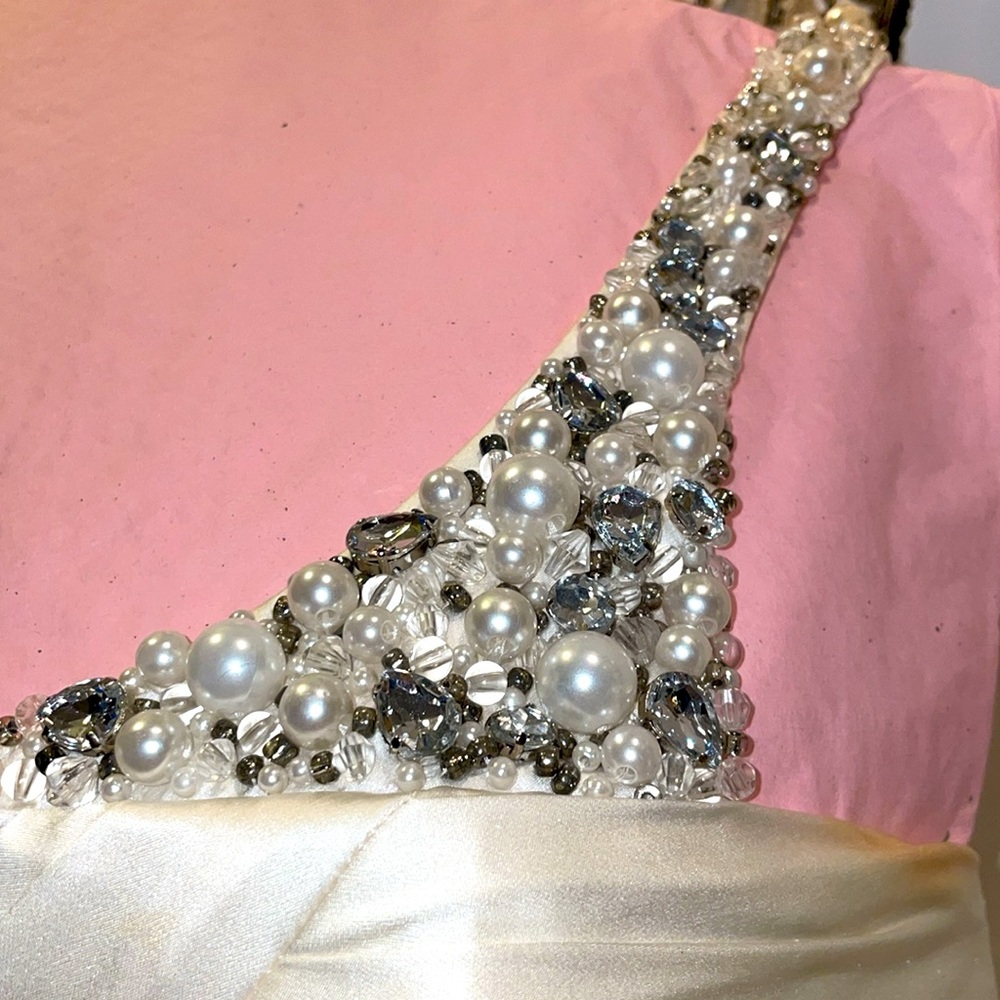 One strap gown - Picture 3 of 7